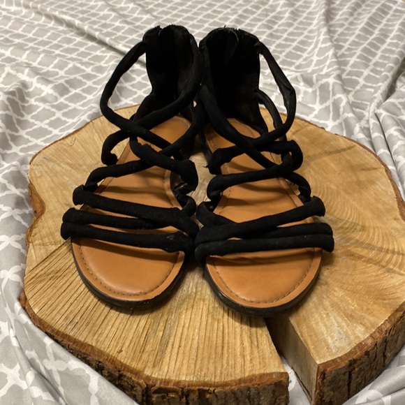 American Eagle - Picture 2 of 8